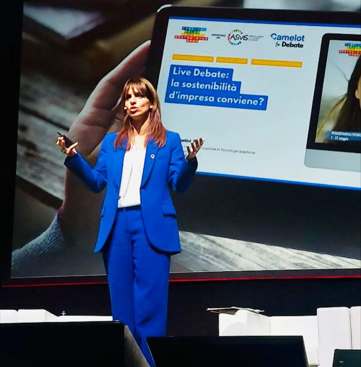 Enrica Sabatini conduce il Live Debate 'La sostenibilità d'impresa conviene?' al Festival dello Sviluppo Sostenibile di Ivrea, 2024