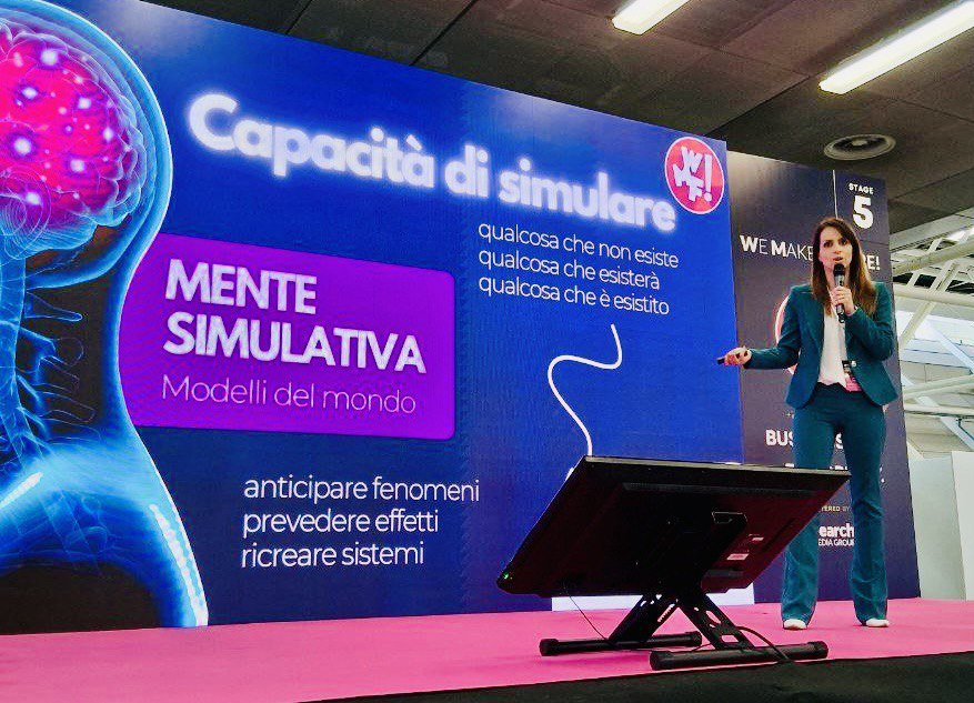Enrica Sabatini sul palco davanti alla slide La mente simulativa