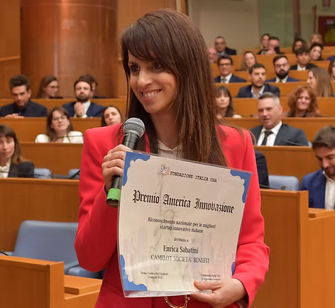 Enrica Sabatini con il premio per l'innovazione ricevuto da Camelot